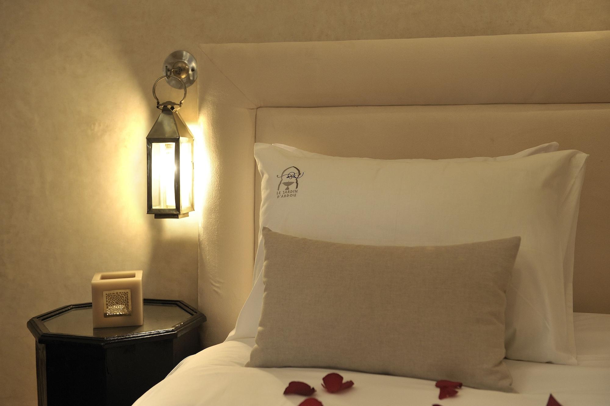 Riad Le Jardin D'Abdou Marrakesh Exteriör bild A bed with a pillow