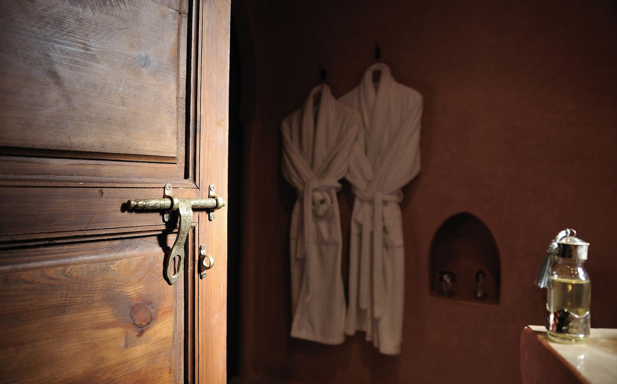 Riad Le Jardin D'Abdou Marrakesh Exteriör bild A bathrobe hanging on a door