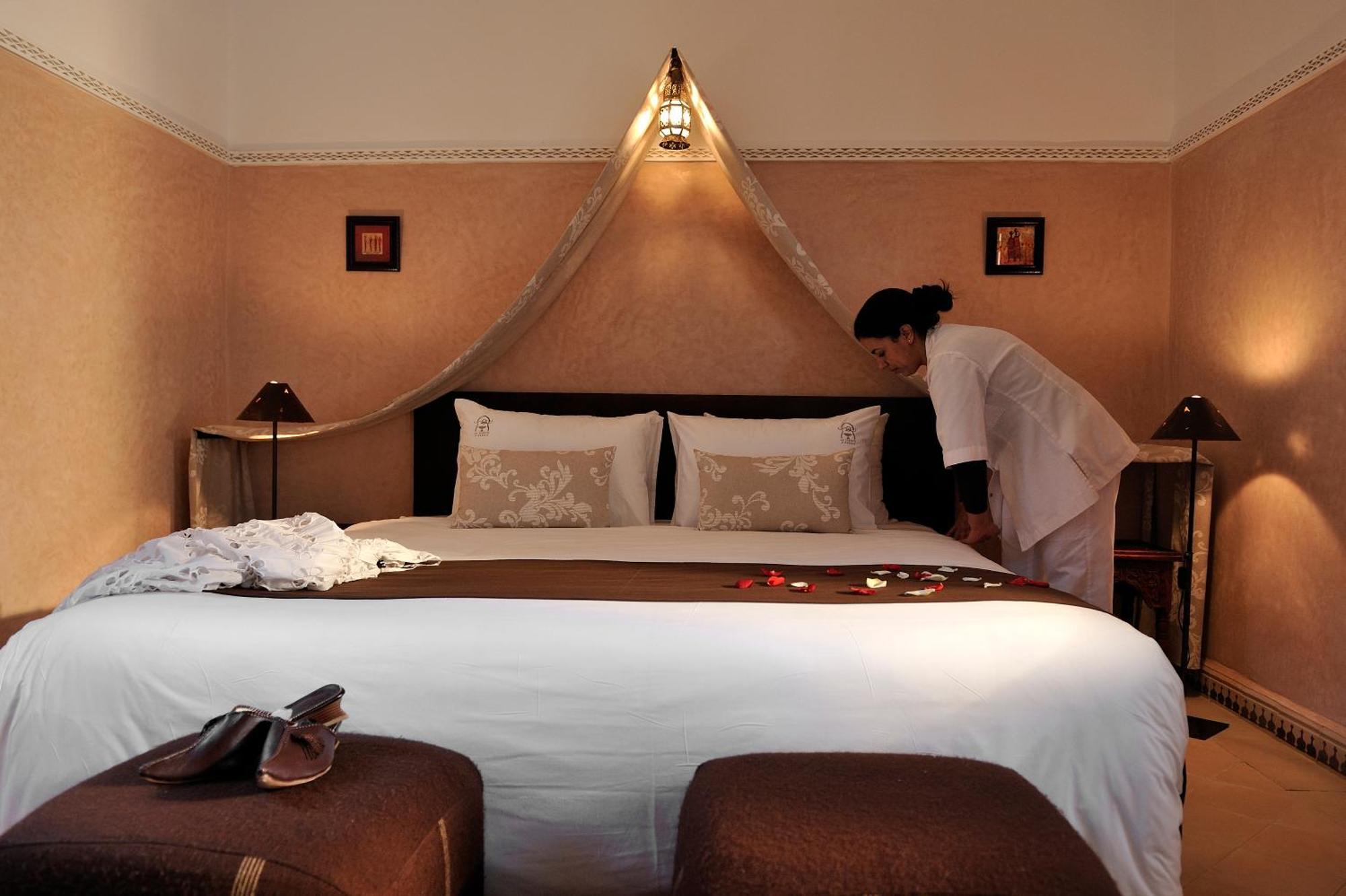 Riad Le Jardin D'Abdou Marrakesh Exteriör bild A chambermaid making a bed