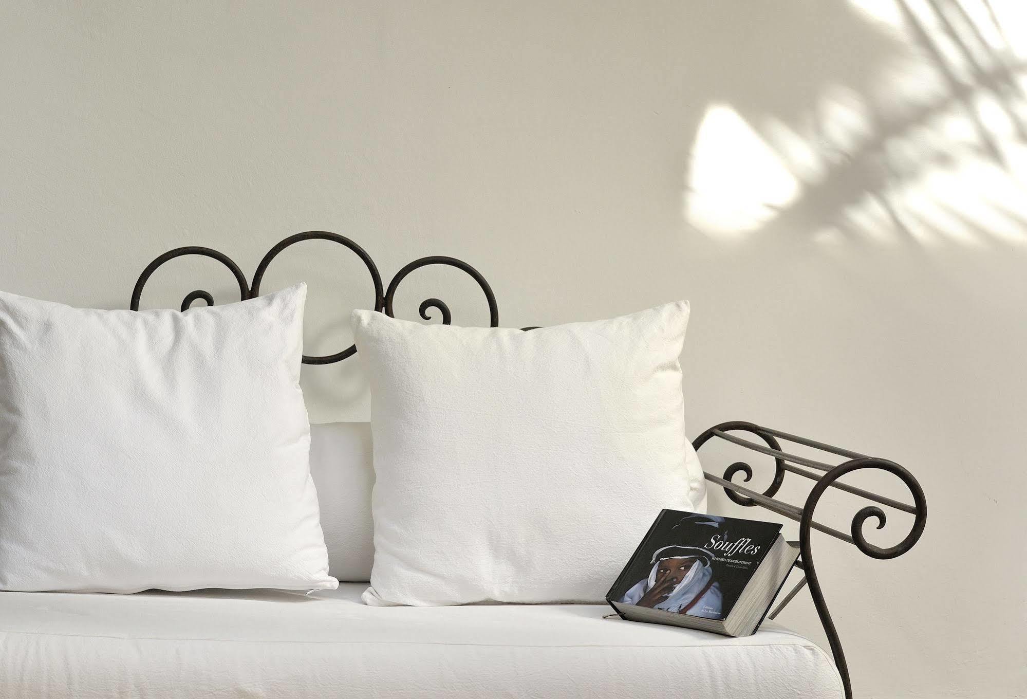 Riad Le Jardin D'Abdou Marrakesh Exteriör bild A bed with pillows