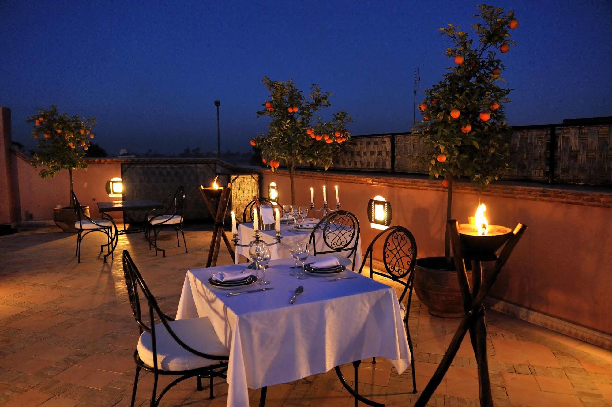 Riad Le Jardin D'Abdou Marrakesh Exteriör bild Rooftop dining at the hotel