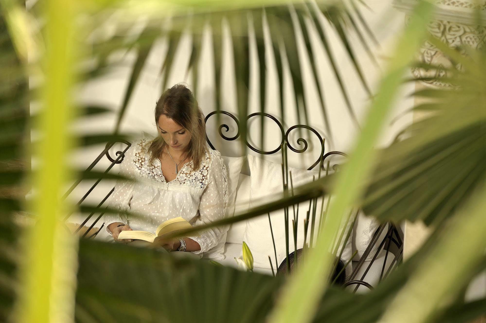 Riad Le Jardin D'Abdou Marrakesh Exteriör bild A woman reading a book in the garden